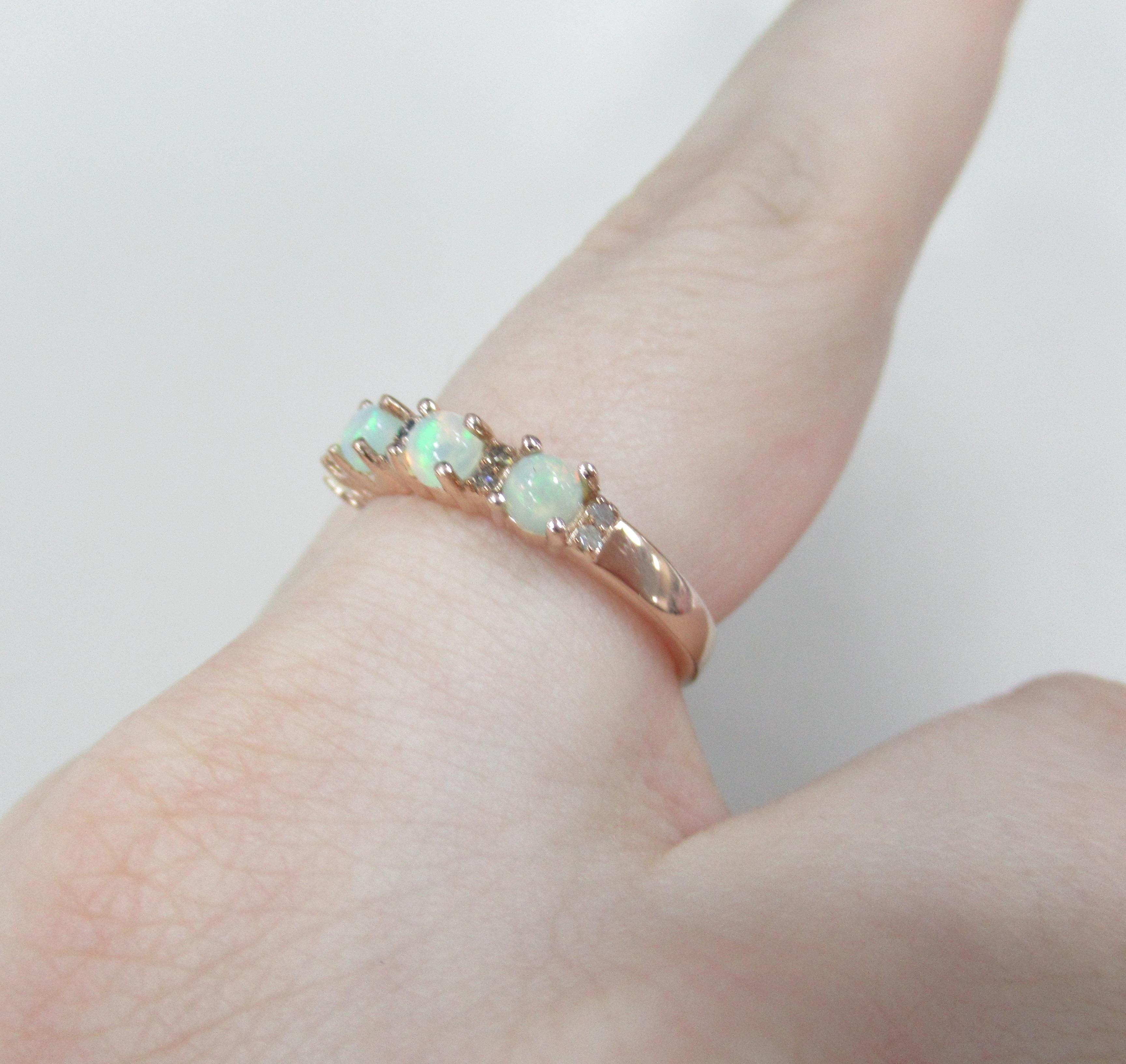 Серебряное кольцо с опалами и цветными бриллиантами